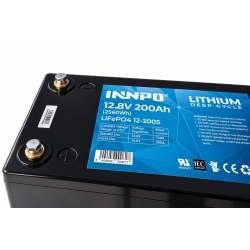 Pormenor dos terminais e ligações da bateria INNPO LiFePO4 12,8V 200Ah.