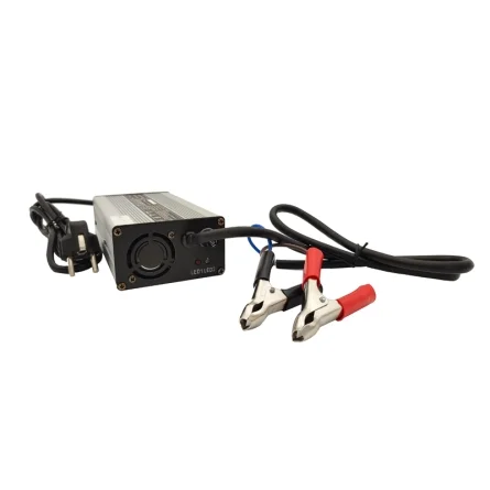 Carregador de 10A para Bateria de 12V de Lítio com Clipes de Crocodilo